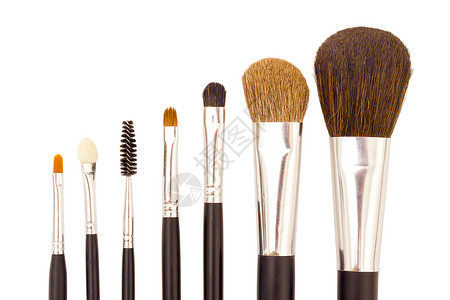 一套用于应用化妆的刷子乐器工具化妆品容貌软垫白色美容背景图片