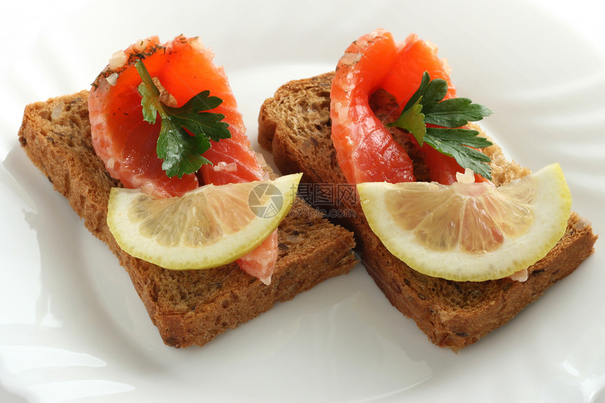 有鲑鱼的面包红色小吃饮食香菜早餐海鲜野餐柠檬盘子食物图片