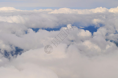 Ariel 云视图多云天空地平线蓝色灰色气氛背景图片