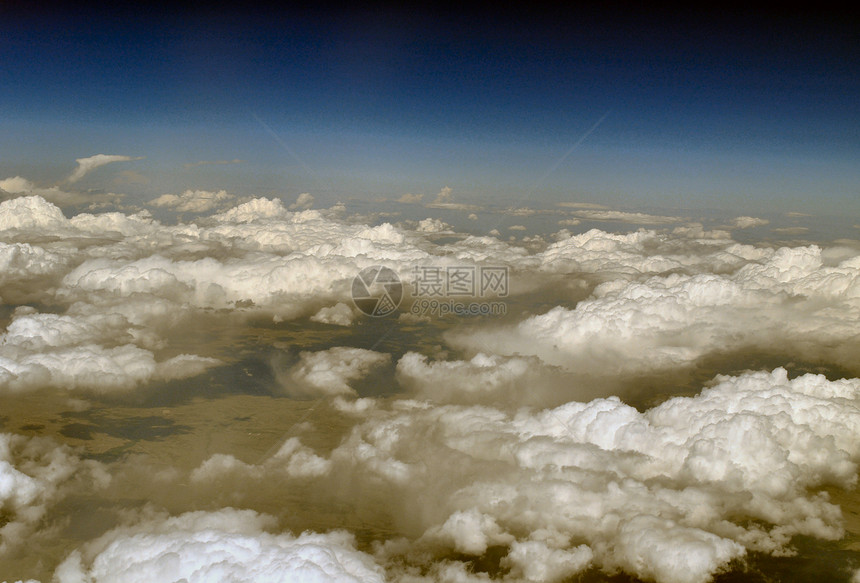 Ariel 山云展望丘陵地平线岩石气氛灰色蓝色山脉多云雪帽天空图片