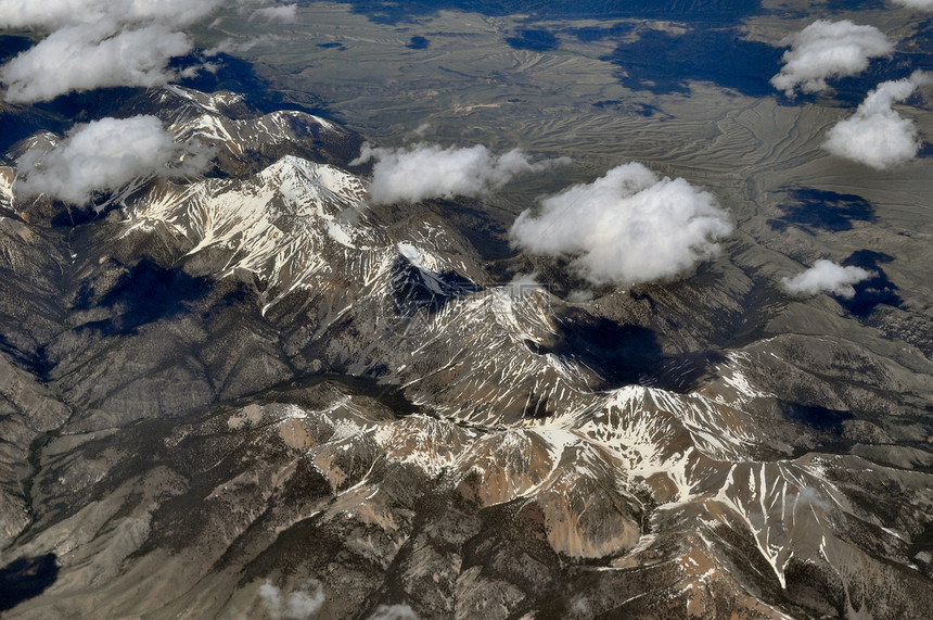 Ariel 山云展望天空灰色蓝色丘陵多云气氛地平线岩石山脉雪帽图片