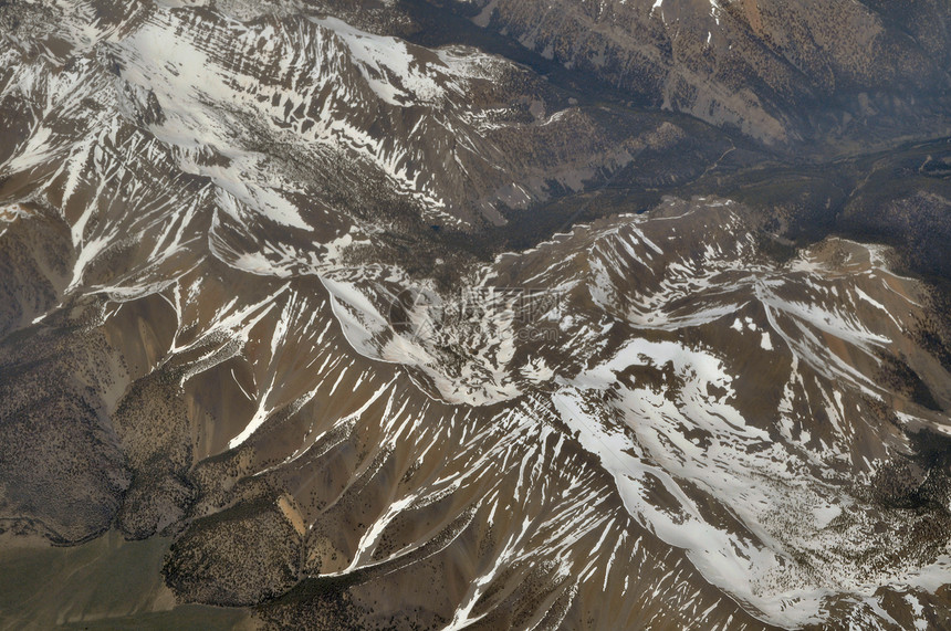 Ariel 山云展望气氛灰色蓝色山脉丘陵天空雪帽岩石地平线多云图片