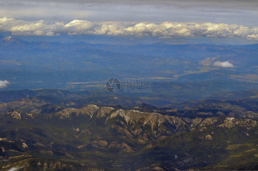 Ariel 山云展望岩石天空山脉丘陵气氛雪帽灰色多云蓝色地平线图片