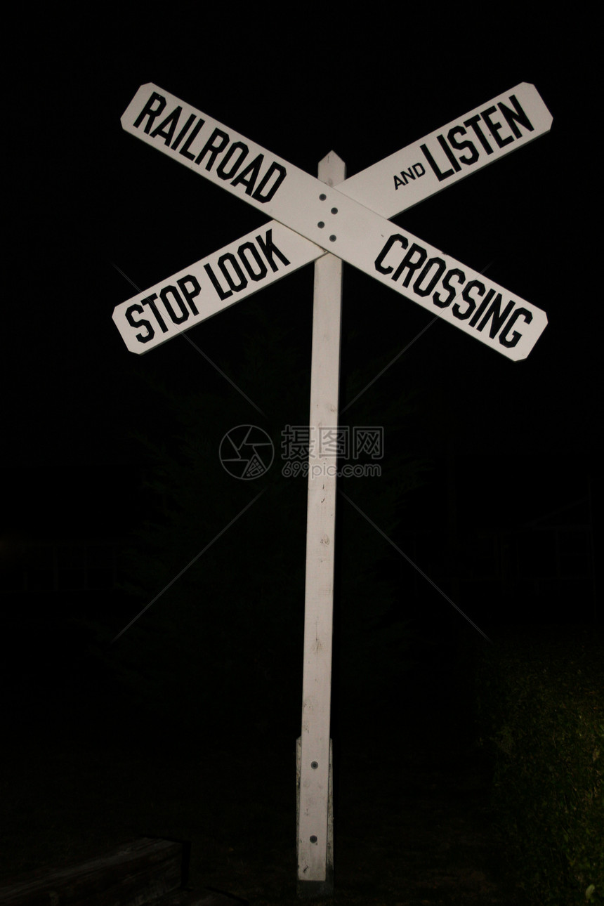 铁路过境标志牌运输安全街道乡村红色火车国家信号穿越车站图片