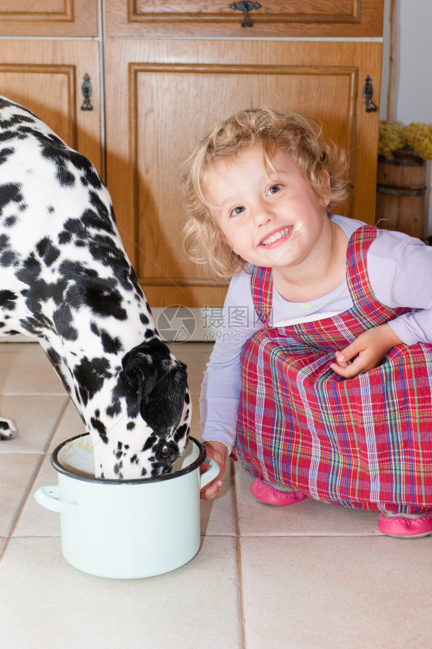 最好的朋友生活动物犬类孩子女孩斑点生物朋友童年乐趣图片