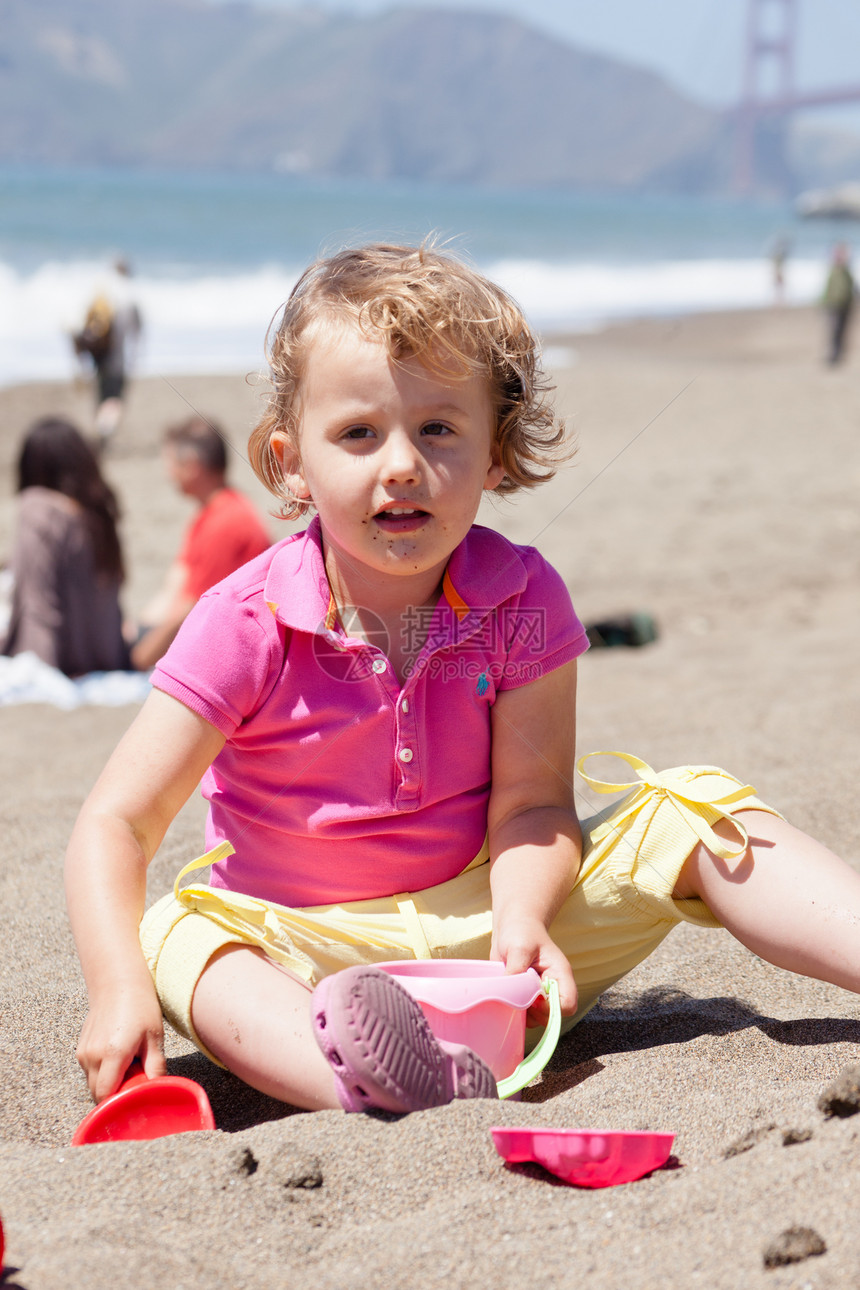 星期天在沙滩上快乐阳光太阳喜悦海洋闲暇童年婴儿晴天女儿图片