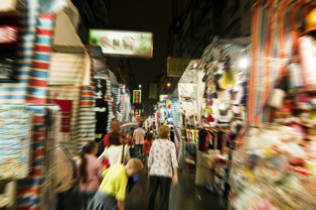 香港夜市零售街道商业市场摊位购物者场景顾客生活信号背景图片