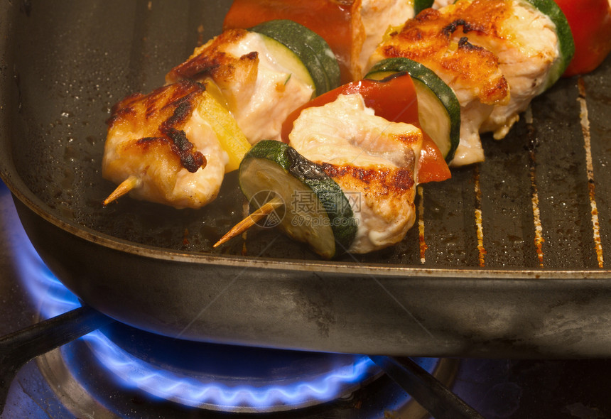 鲑语kebab白色营养蔬菜辣椒海鲜小吃绿色宏观食物胡椒图片