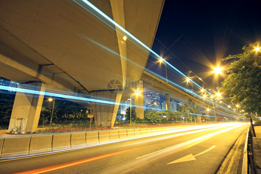 穿越城市的交通交通被视为光线通道日落建筑首都天空景观摩天大楼地标市中心公共汽车戏剧性图片