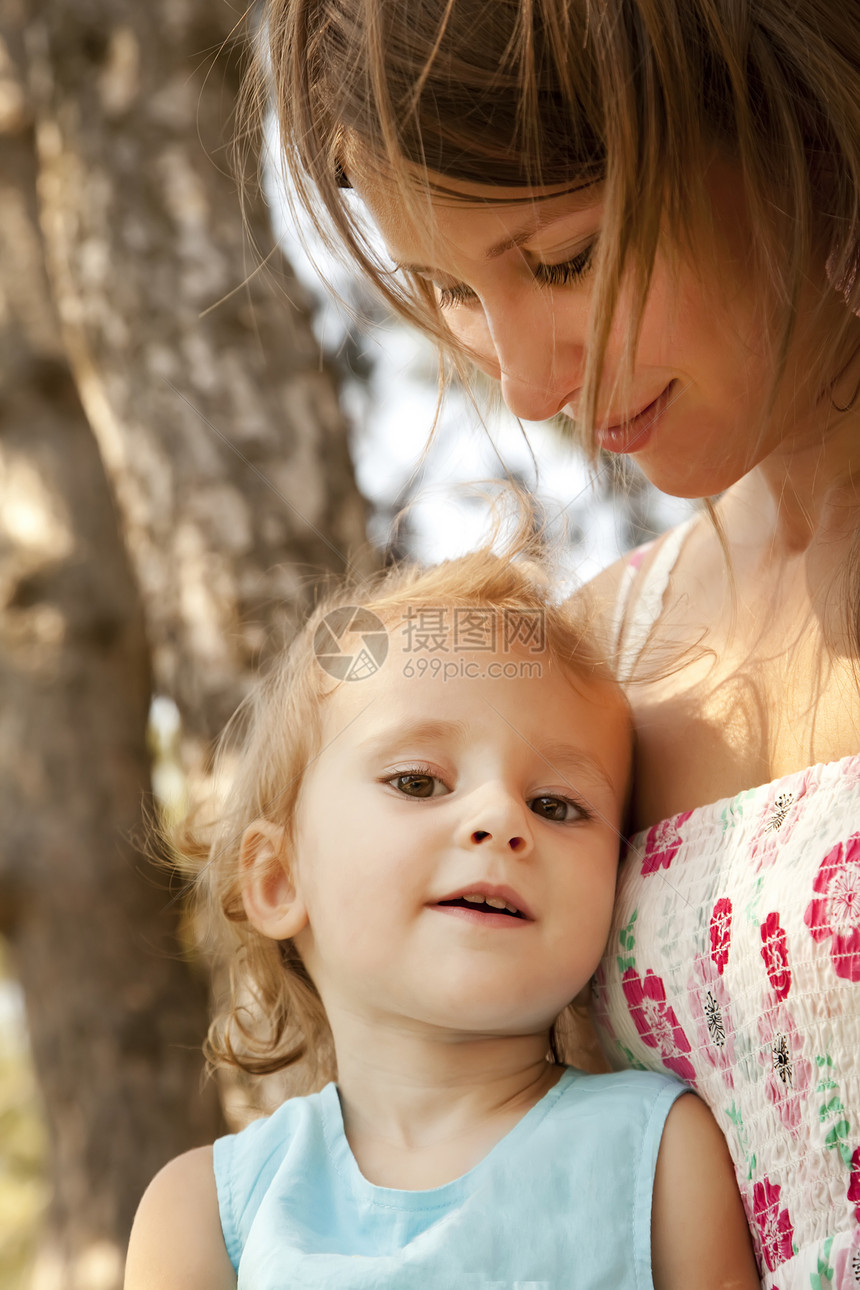 小女孩和母亲在公园里幸福因果家庭童年快乐享受关系父母孩子展示图片