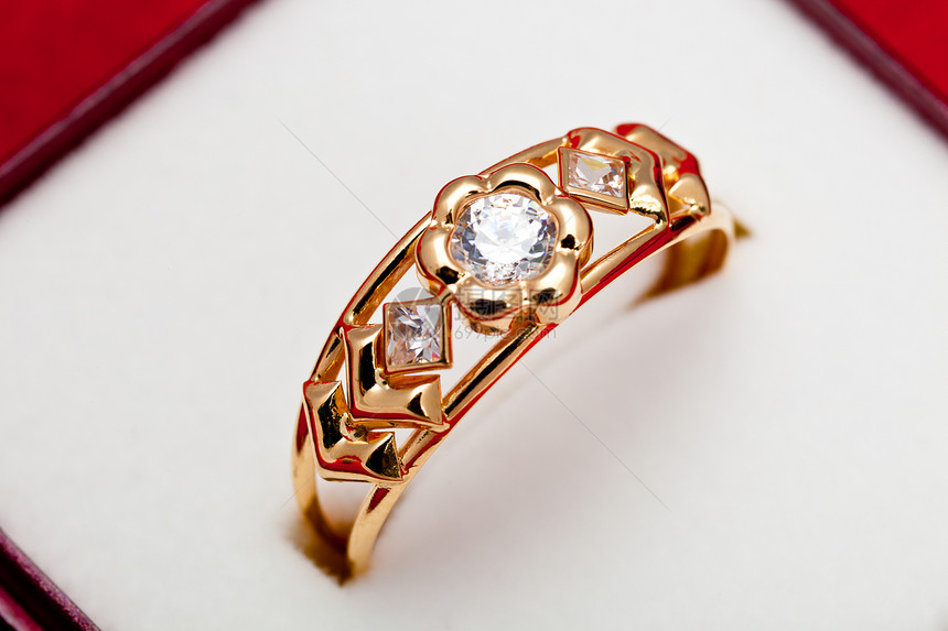 带白圆环的金戒指奢华金子圆圈戒指金属宝石宏观反射珠宝礼物图片