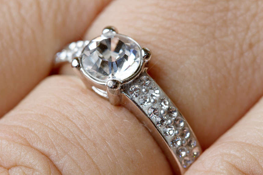 环钻石奢华珠宝圆圈订婚水晶白色金子宝藏戒指宝石图片