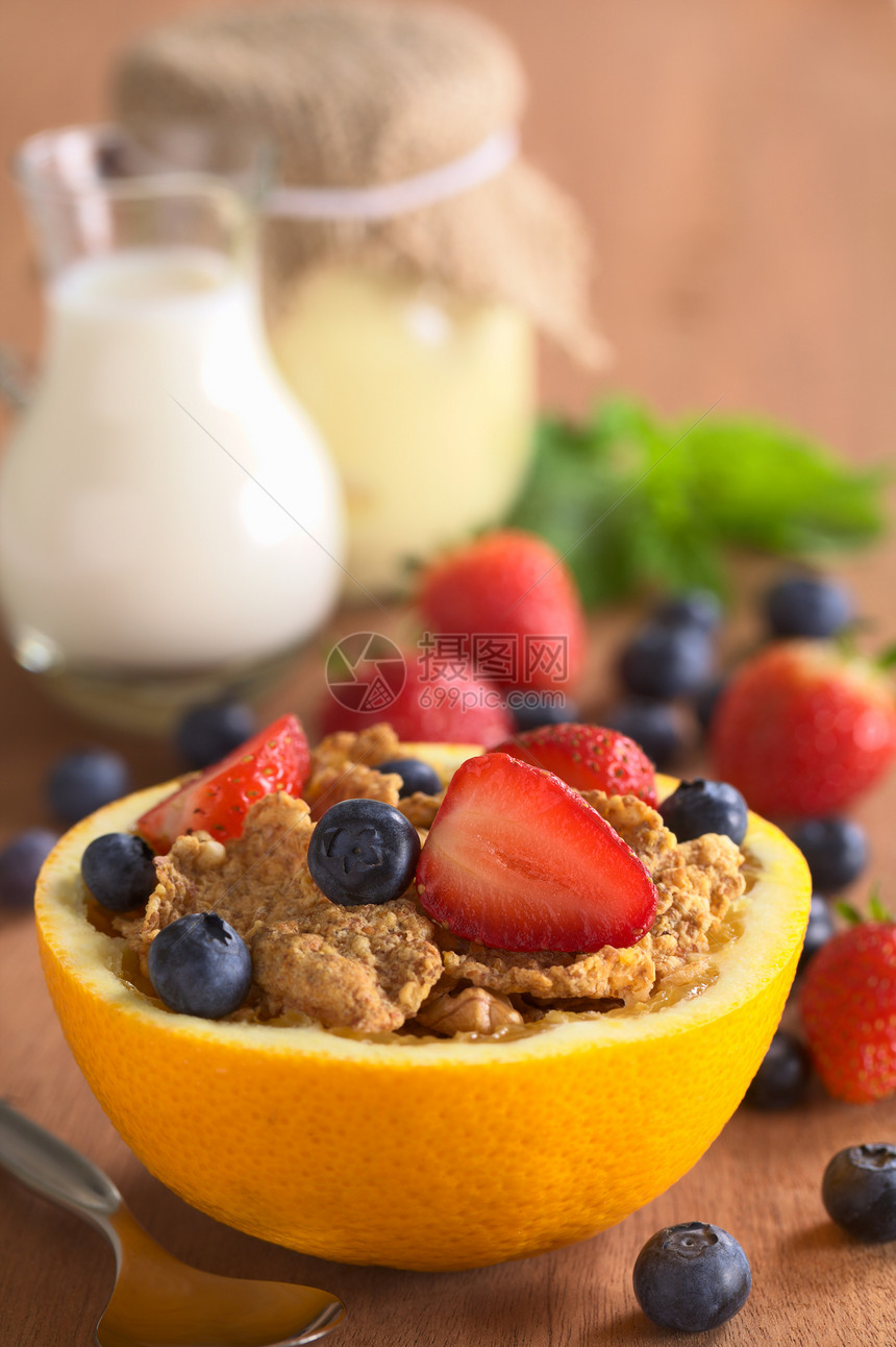 带新鲜水果的全麦谷物食物红色小吃早餐浆果黄色蓝色谷物橙子营养图片