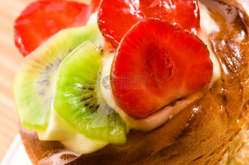 带新鲜水果的法国蛋糕奇异果脆皮浆果美食食物面包篮子餐厅奶油糕点图片