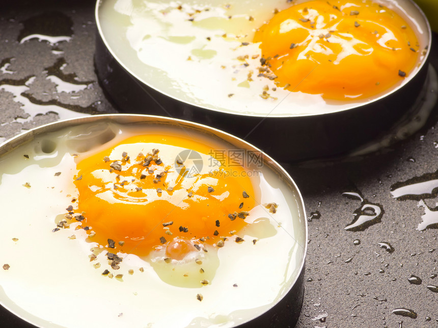 煎蛋平底锅白色食物戒指金属早餐蛋黄黑色水平图片