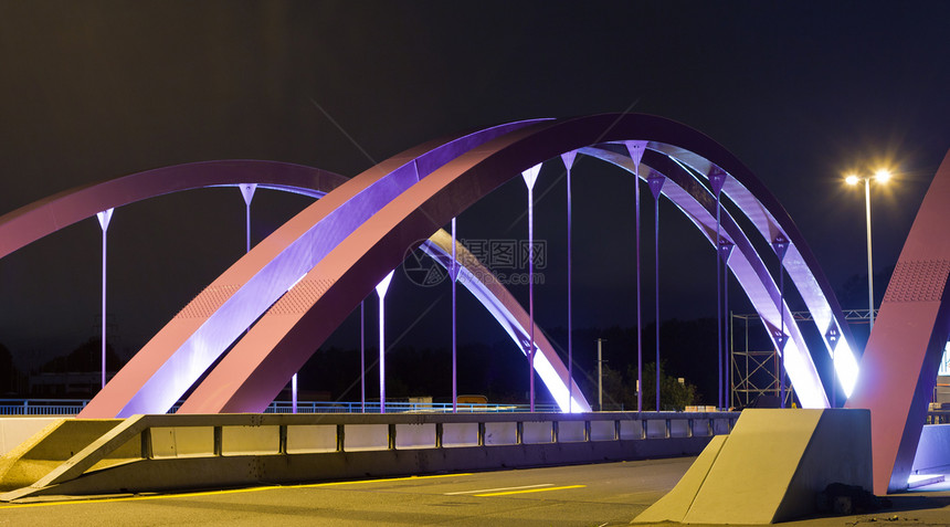 夜晚粉红路桥驾驶交通活力建造辉光建筑照明运输反射街道图片