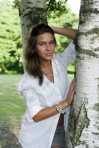 可爱的姑娘站在鸟窝旁边冒充白色森林自然公园情感女士树叶桦木背景图片