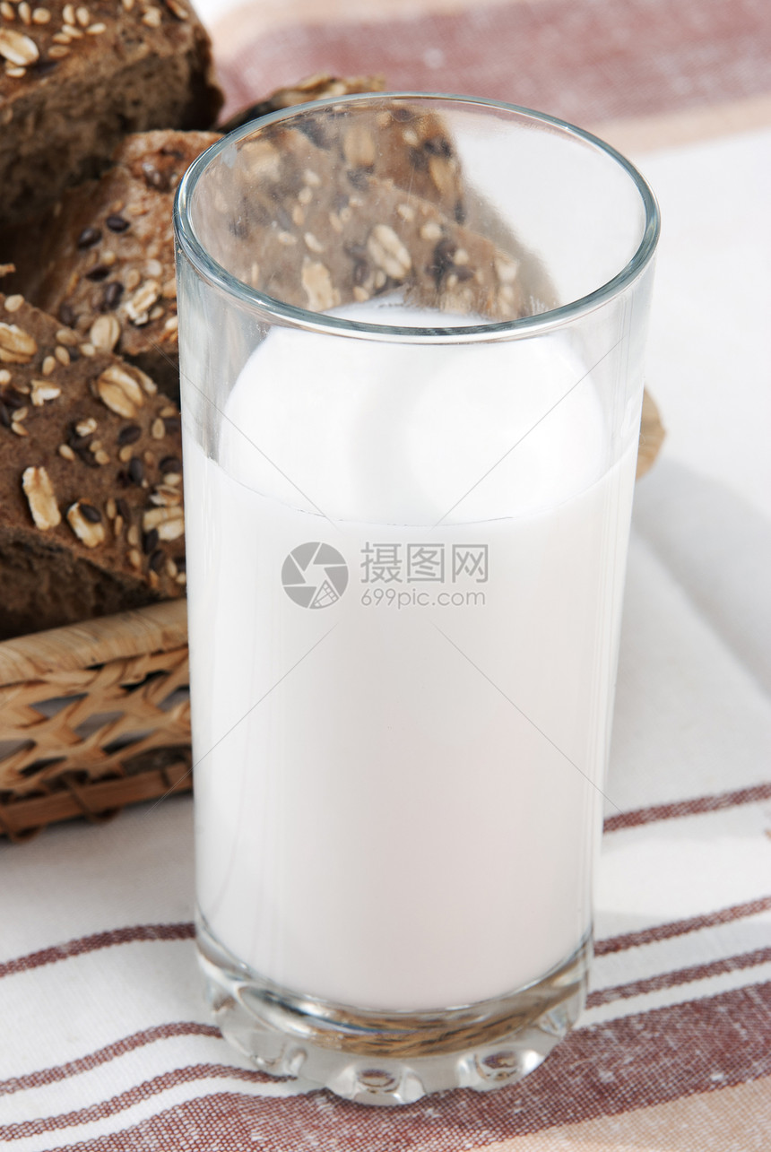 一杯牛奶 在透明玻璃中倒奶油乳汁图片