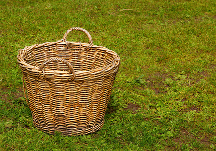 绿色的柳条空的编织篮子背景