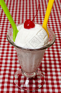 香草冰淇淋和配樱桃汤粉的勺子背景图片