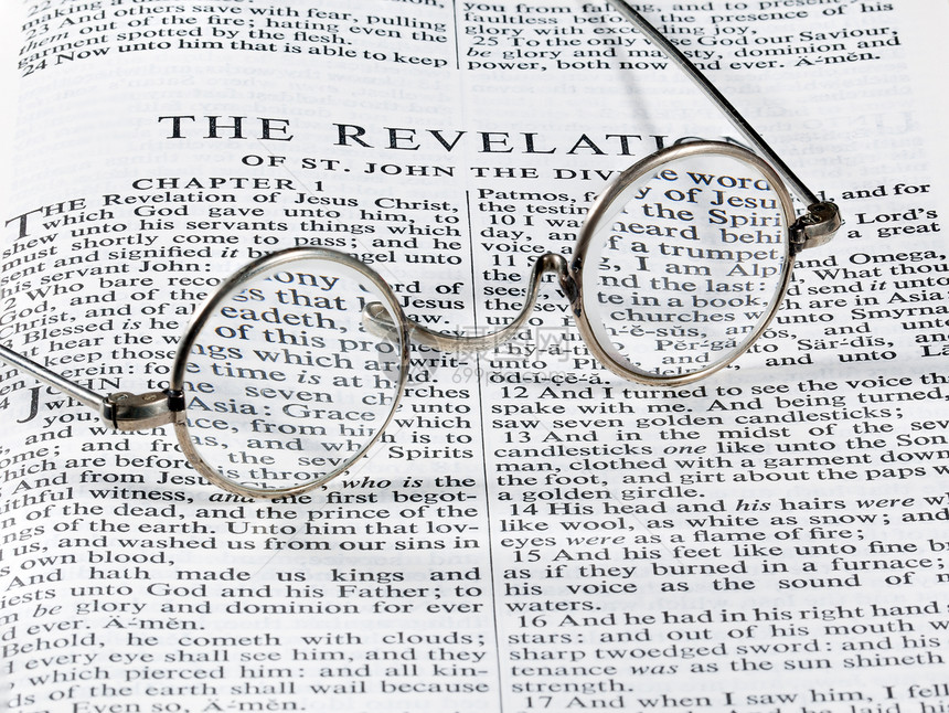 圣经页的古董读物眼镜章节宏观阴影玻璃宗教教育金属白色文学镜片图片