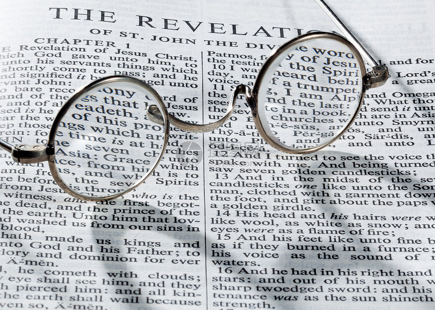 圣经页的古董读物眼镜短视学习教科书宗教白色教育玻璃遗嘱手稿阴影图片
