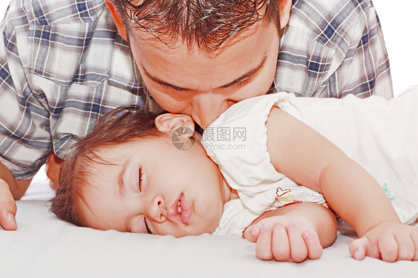 父亲亲吻他的孩子睡着图片