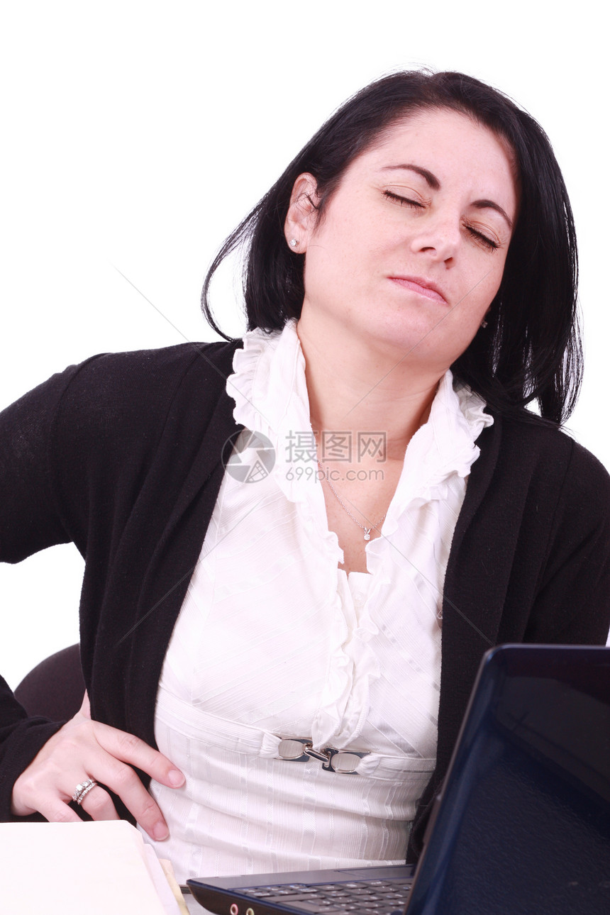 年轻女士坐在她的笔记本电脑上 在她面前做很多工作图片