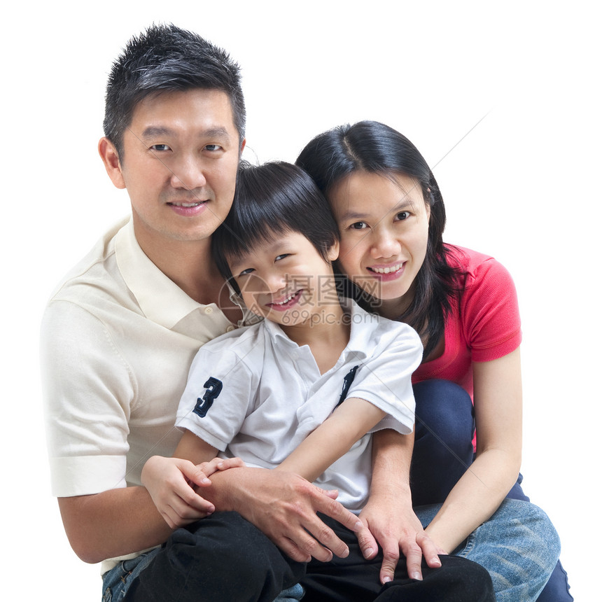 亚洲幸福家庭微笑喜悦地面女性头发父母父亲女士白色儿子图片