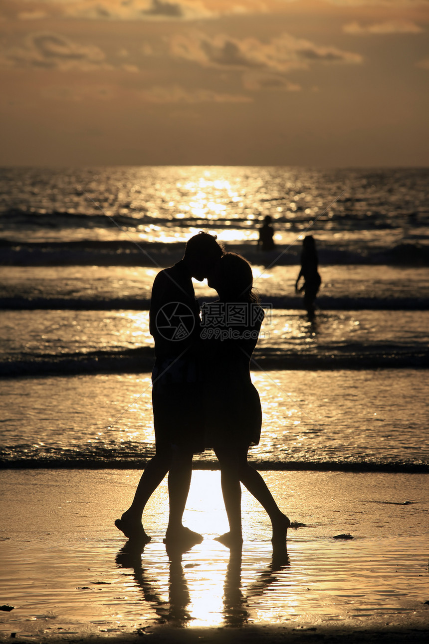 日落时有对夫妇女士夫妻快乐情感阴影男性幸福橙子假期太阳图片