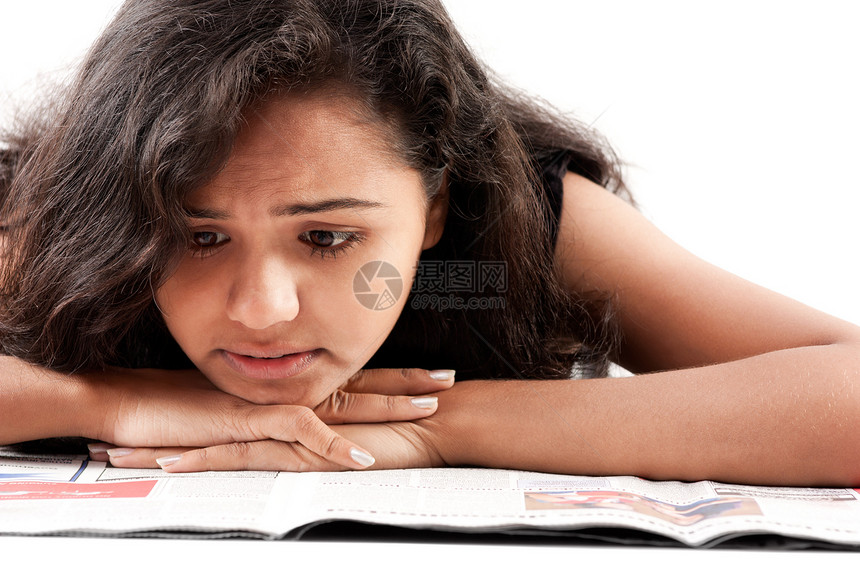 印地安女性阅读报纸图片