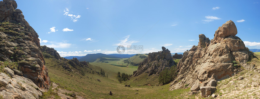 巴古津山谷 夏季风景 俄罗斯爬坡岩石顶峰环境山腰荒野场景蓝色峡谷天空图片