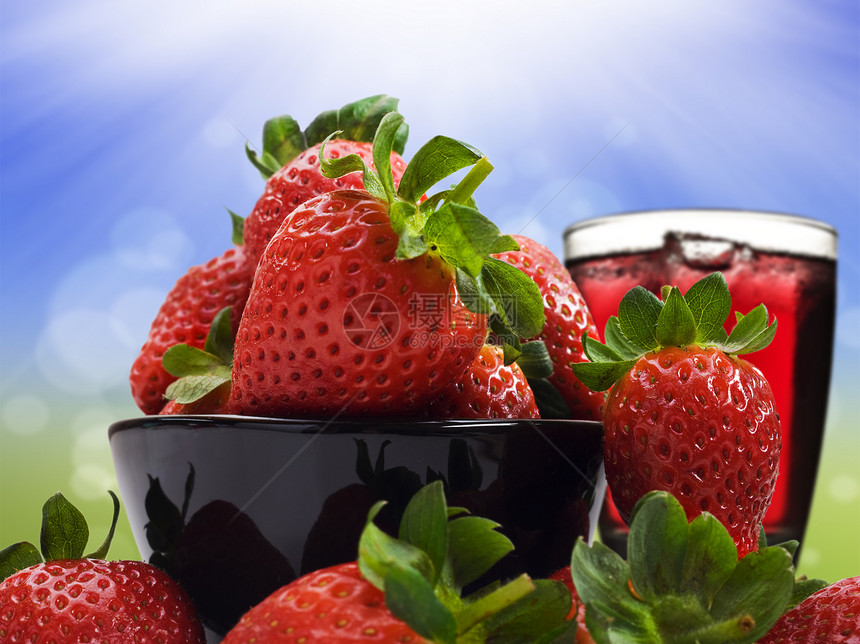新鲜健康的草莓和果汁 用于健康饮食活力浆果农业食物甜点种子水果团体小吃养分图片