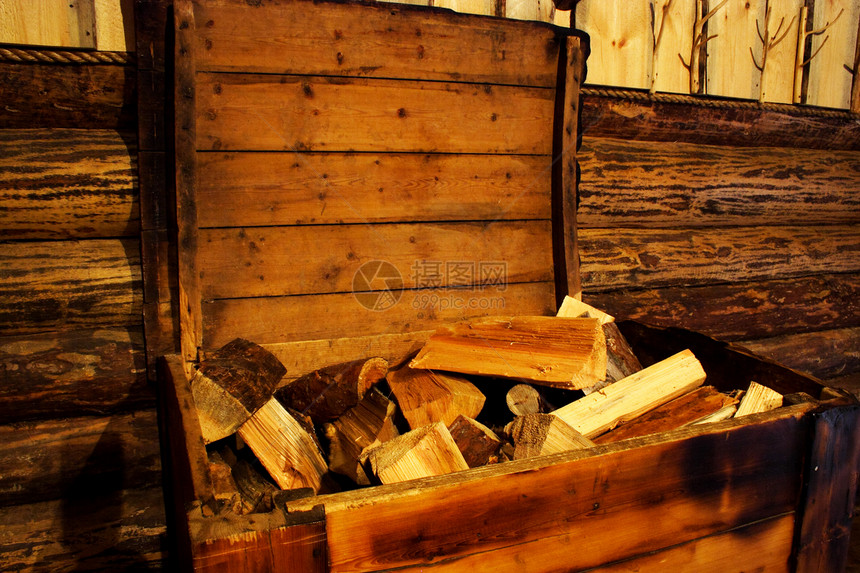 旧木柴箱中木柴的福托图片