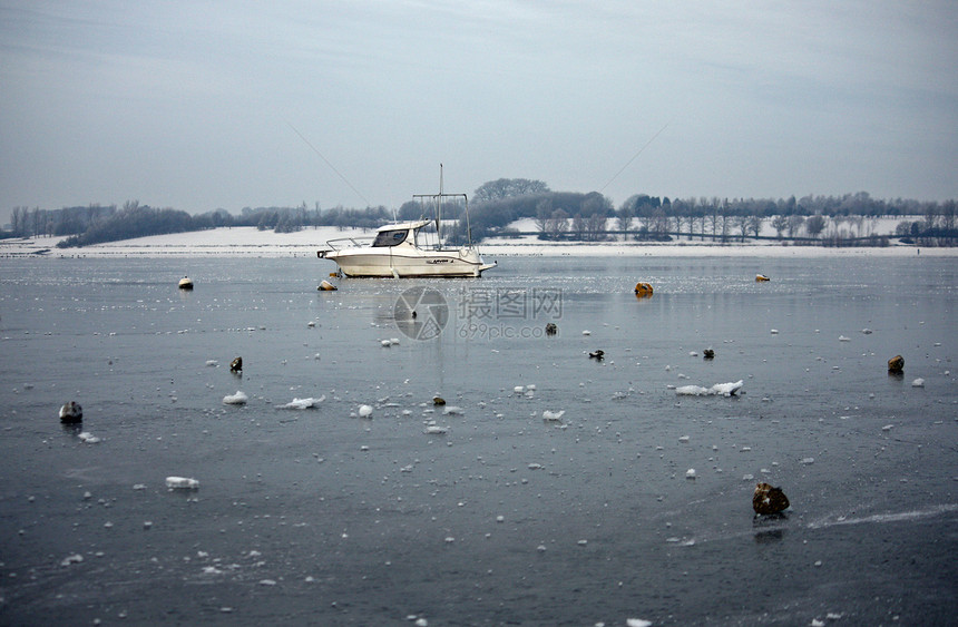 冰冻在湖中的船图片