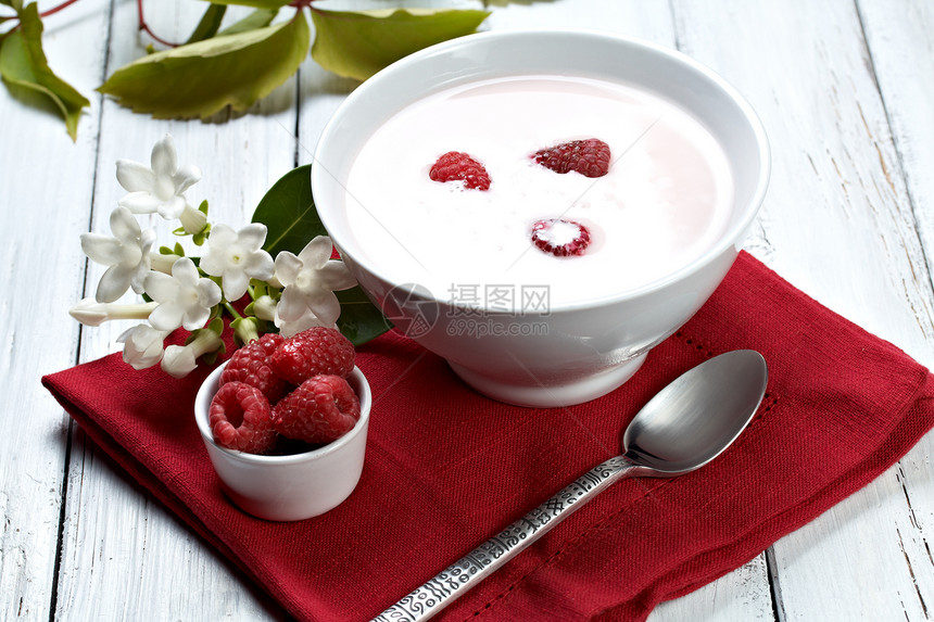带酸奶的草莓勺子食物早餐花园浆果水果饮食杯子桌子宏观图片