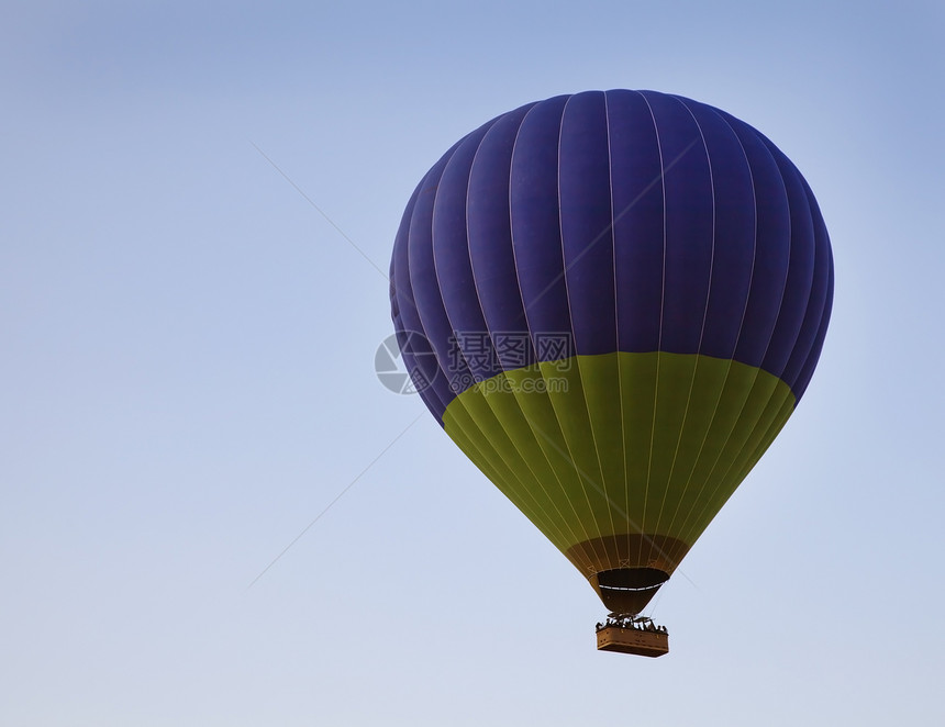 绿色深蓝色蓝气球天空蓝背景图片