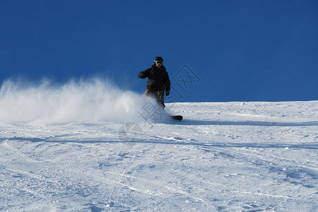 在蓝鸟天空下滑雪背景图片