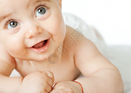 甜美的婴儿面容微笑背景图片