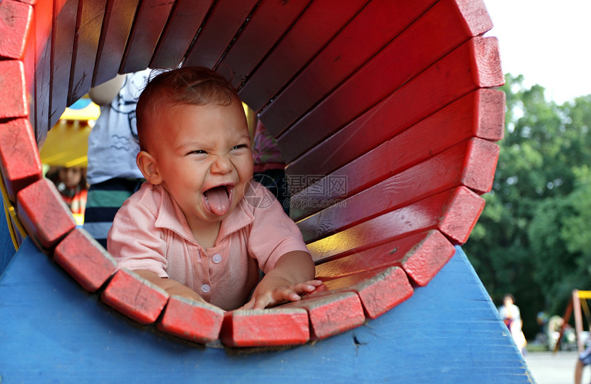 在游乐场隧道里快乐的孩子图片