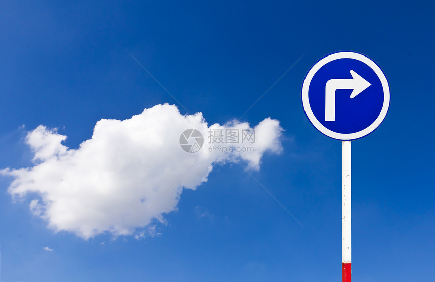 公路交通标志向右转多云路标警告圆形运输天空车削街道白色小路图片