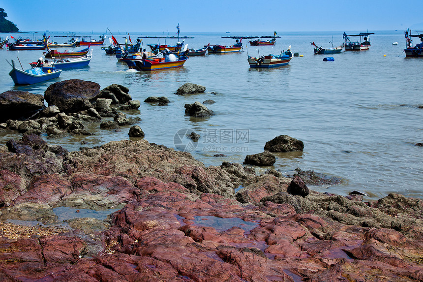 马来西亚渔船渔夫异国海滩情调海洋支撑港口岩石波浪场景图片