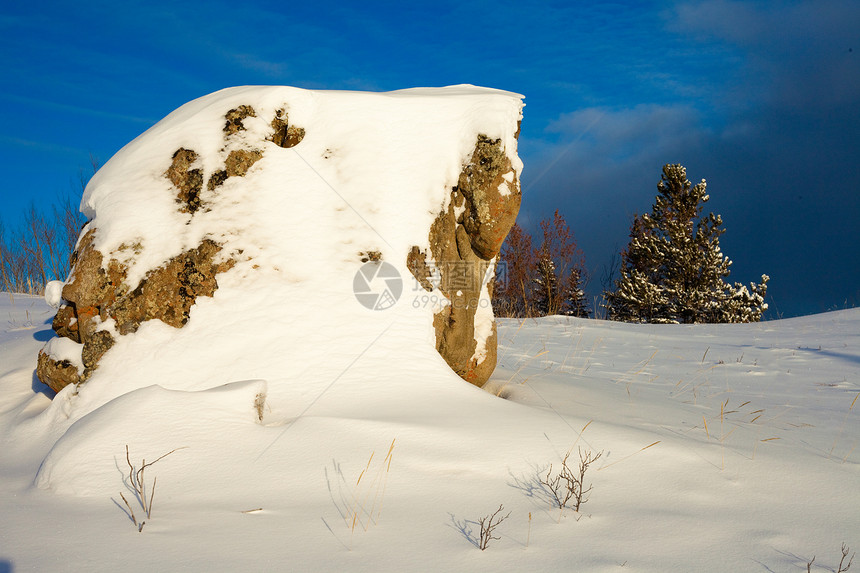 雪地野化场景天空荒野首脑蓝色太阳寒意季节雪堆岩石气候图片