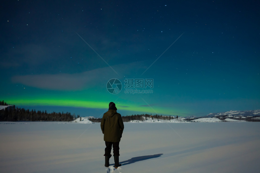 观察北极光跳舞磁层假期北极星电离星星雪景场地童话男人图片