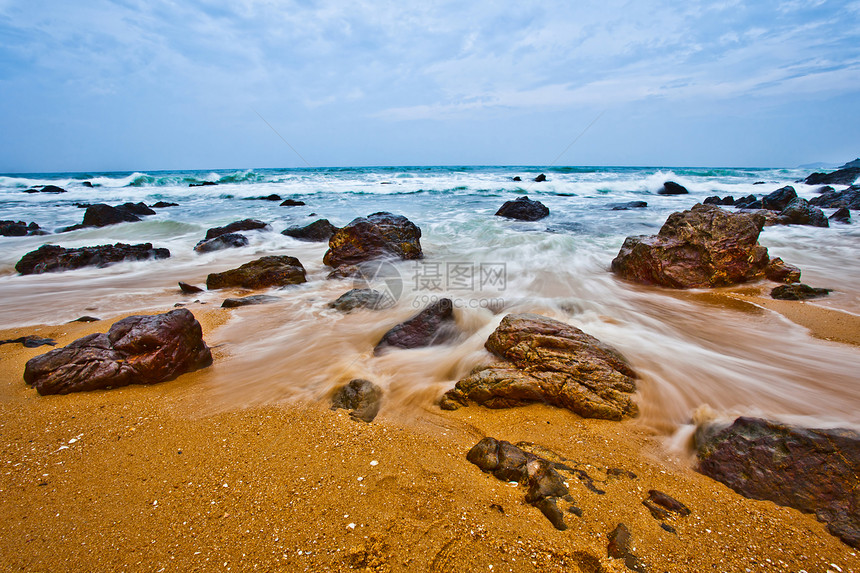 波浪和岩石冲浪情调海浪曲线海景地平线天空蓝色风景热带图片