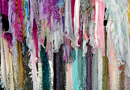 色彩多彩的围巾纺织品展示褶边市场材料织物背景图片