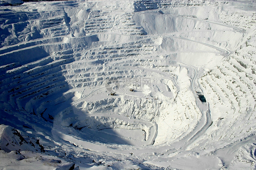 雪雪覆盖采矿坑图片