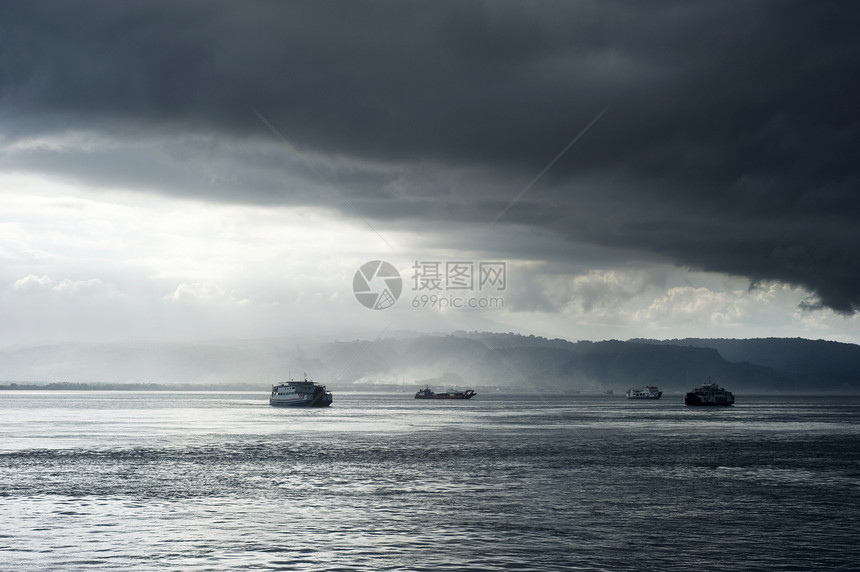 渡轮货物海洋船运危险戏剧性地平线风暴血管雷雨阳光图片