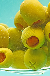 含红糊的橄榄小吃玻璃水果起动机产品烹饪绿色背景图片