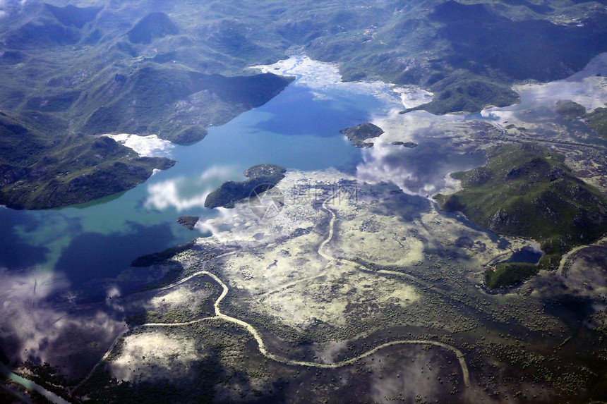 黑山海拔树木喷射航空公司齿轮高架运输空气假期网格图片